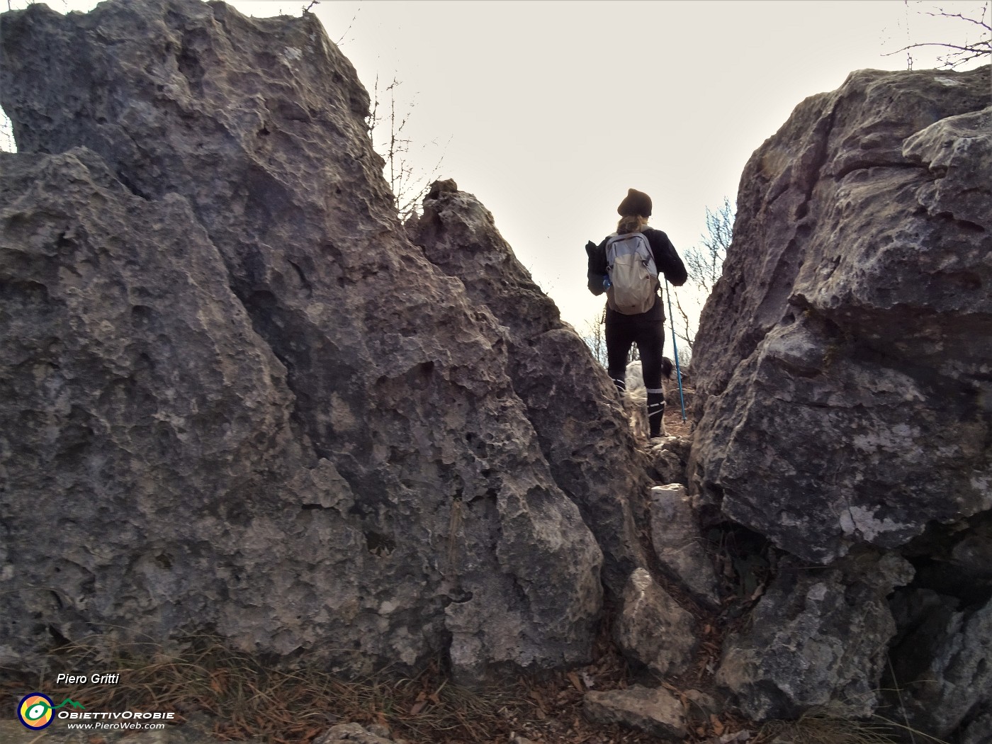 32 Passaggio in strettoia tra rocce.JPG